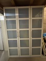 Robuster Schrank 3-türig weiss mit Milchglas Fronten