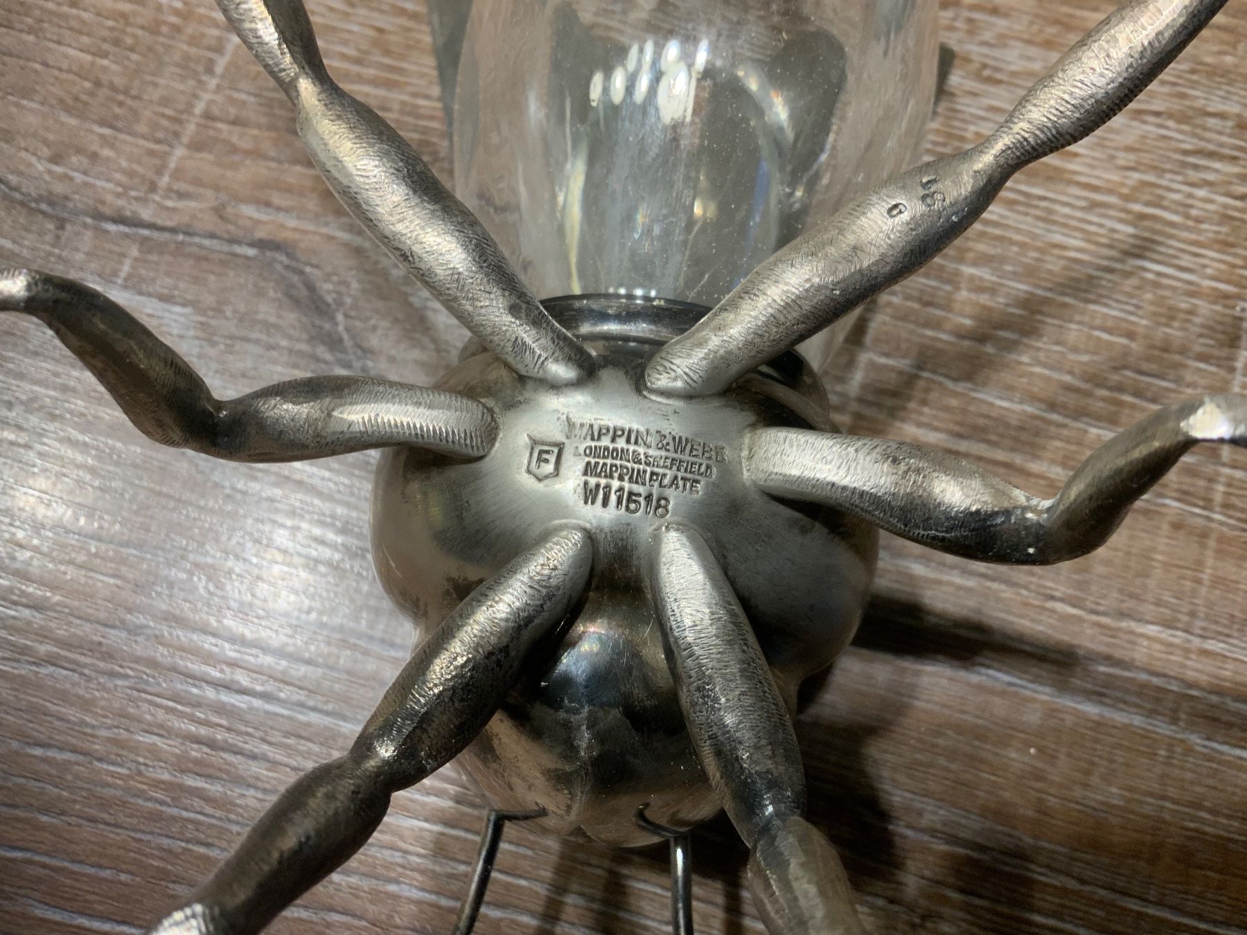 Statuette: Honigtopf in Bienenform, versilbert, Wappin&Webb – Usato da Willisau venduto da Minali 2