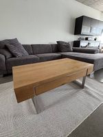 Couchtisch aus Massivholz mit Schublade