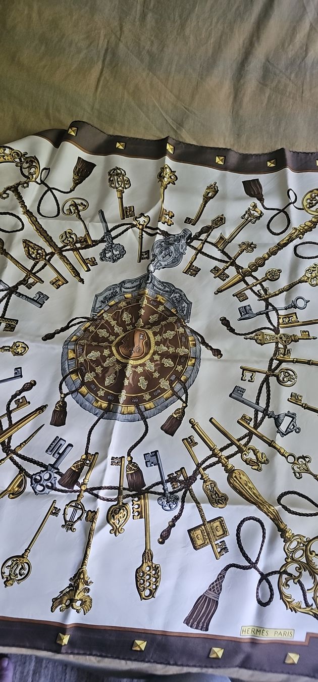Hermès Foulard & Sciarpe: Schal HERMES – Nuovo e nell'imballaggio originale da Effretikon venduto da rinuom01 2