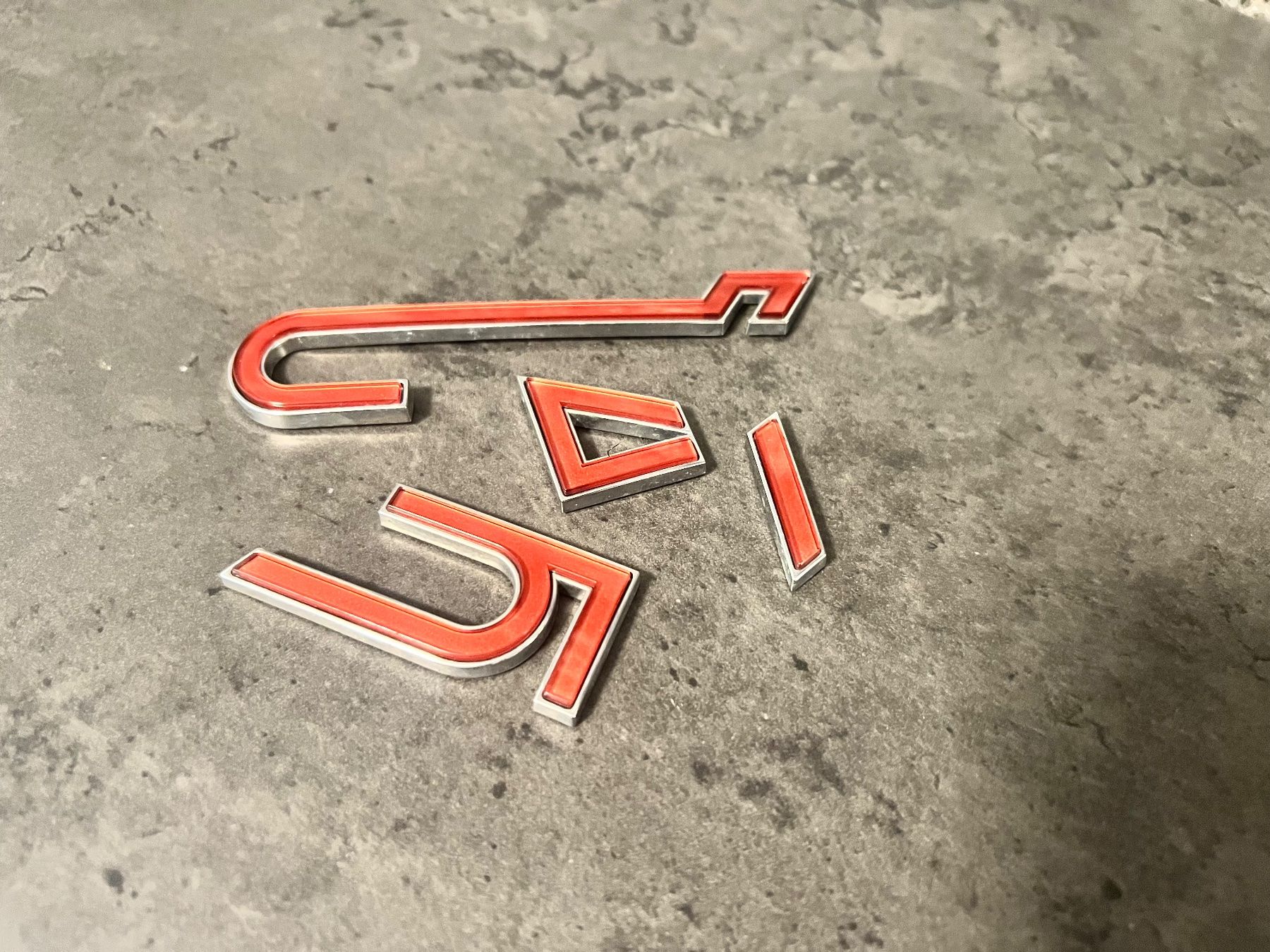 Subaru Sonstiges Fahrzeugzubehör: Subaru STI Emblemlogo rot silber – Gebraucht aus Bern von No1e 3