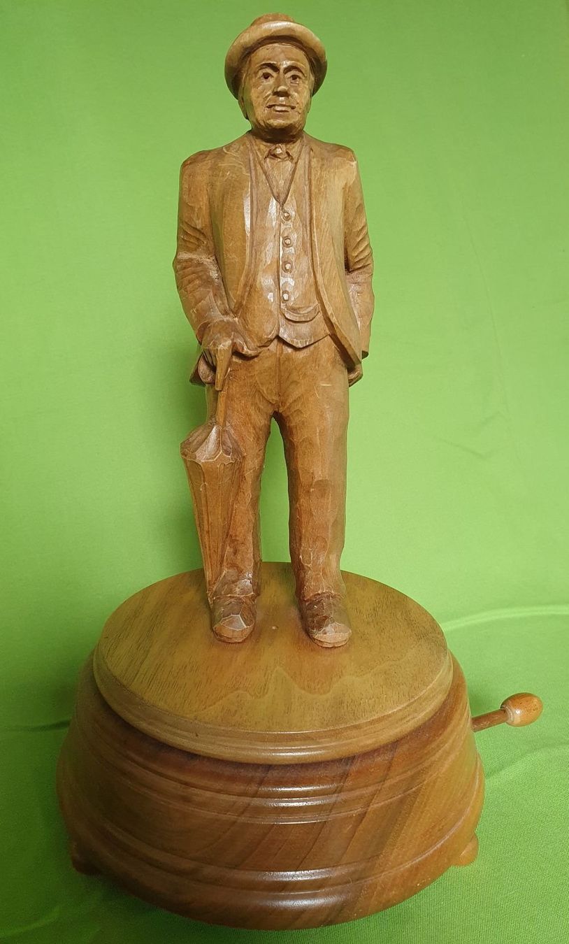 Figurines: Geschnitzte Holzfigur/Musikdose Brienzerbuurli – D'occasion à Steffisburg par chloeisli