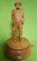 Geschnitzte Holzfigur/Musikdose Brienzerbuurli