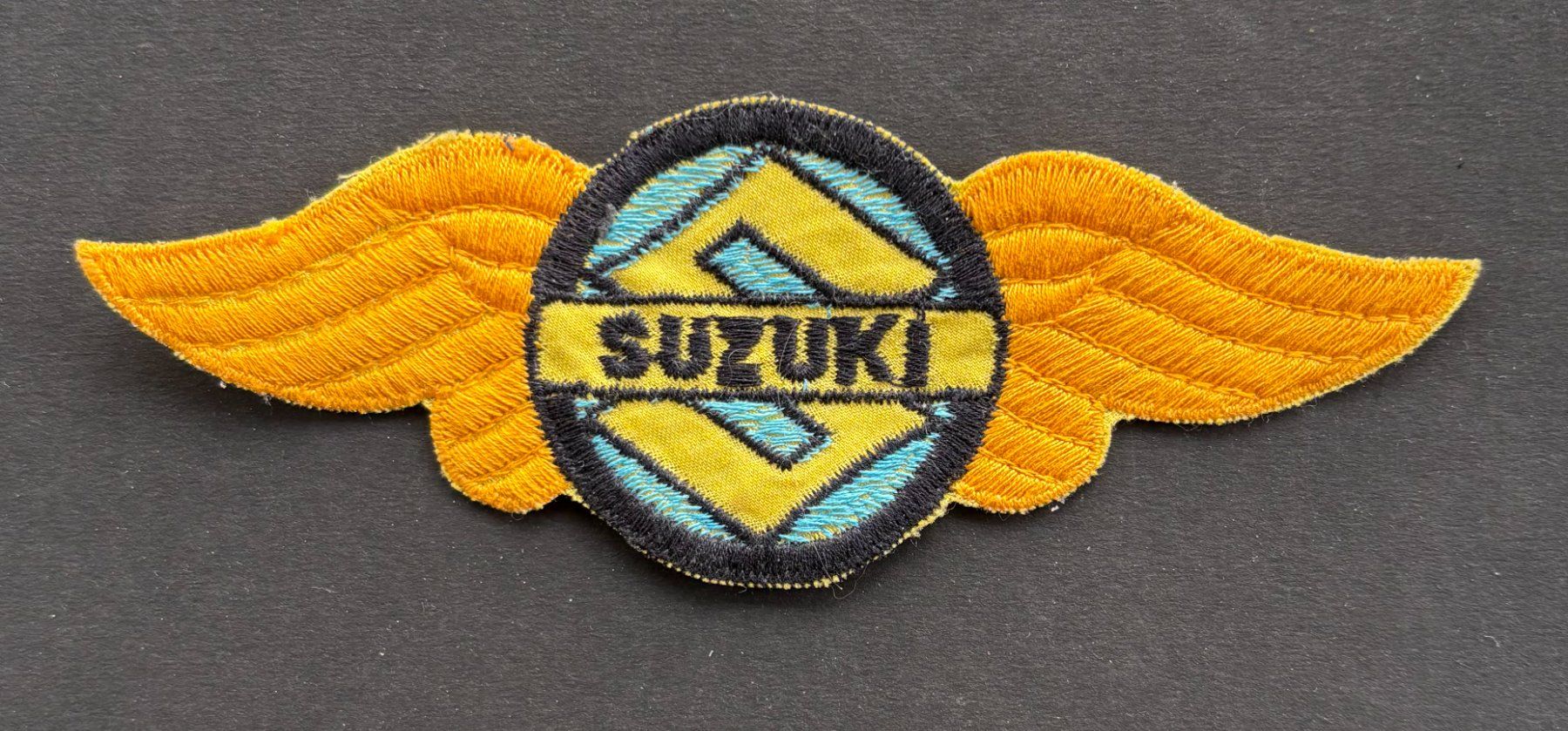 Toppe: VINTAGE AUFNÄHER SUZUKI – Usato da Ostermundigen venduto da wini63