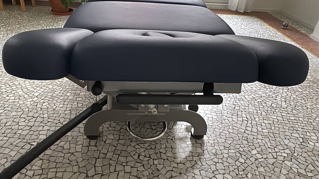 Liegen & Liegestühle: Massageliege Novak – Gebraucht aus Bern von figureskater 3