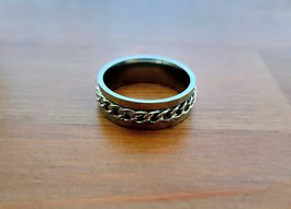 Ring mit silberner Kette