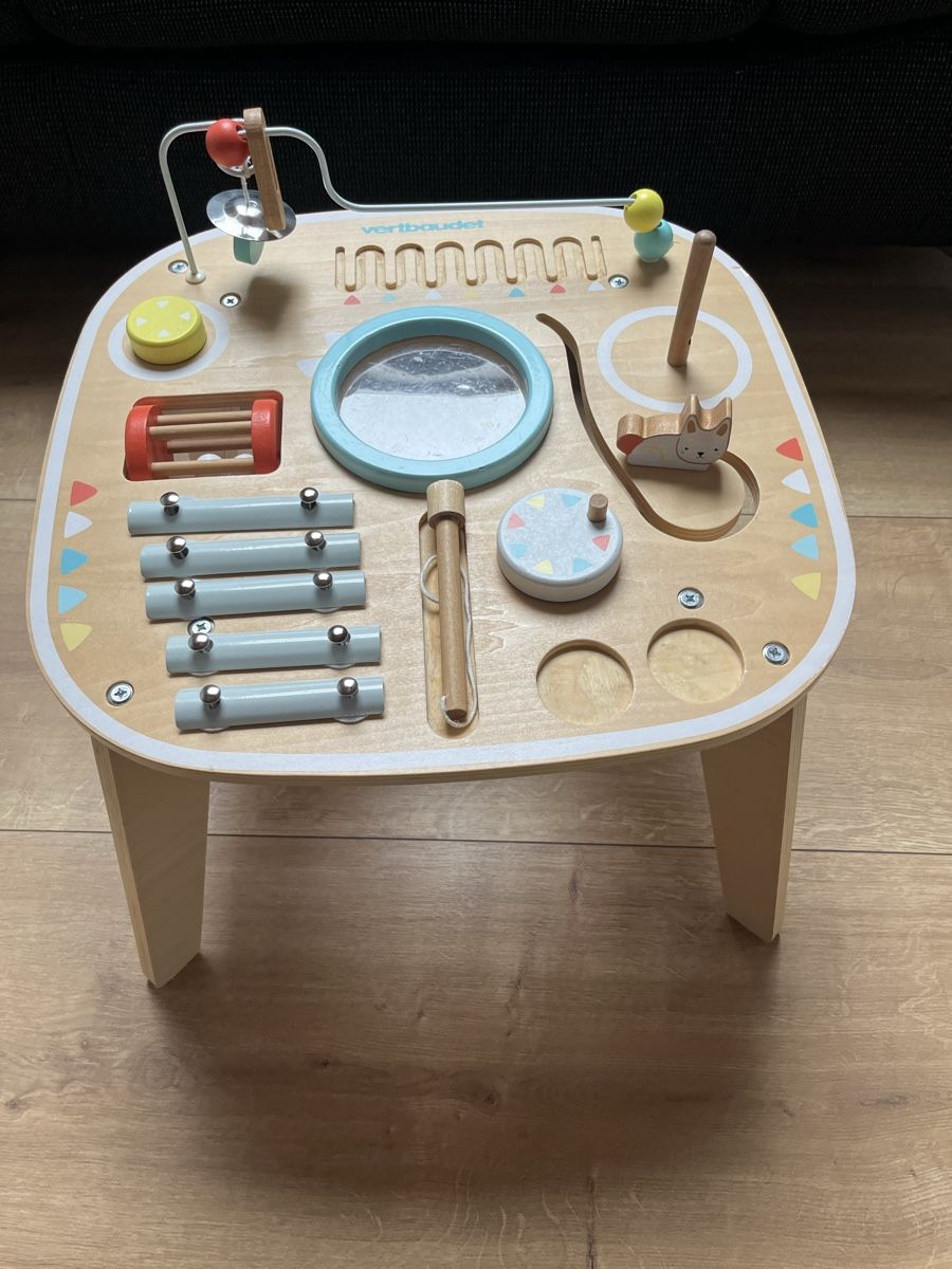 Jouets: Vertbaudet Spieltisch – D'occasion à Zuckenriet par ca_ac