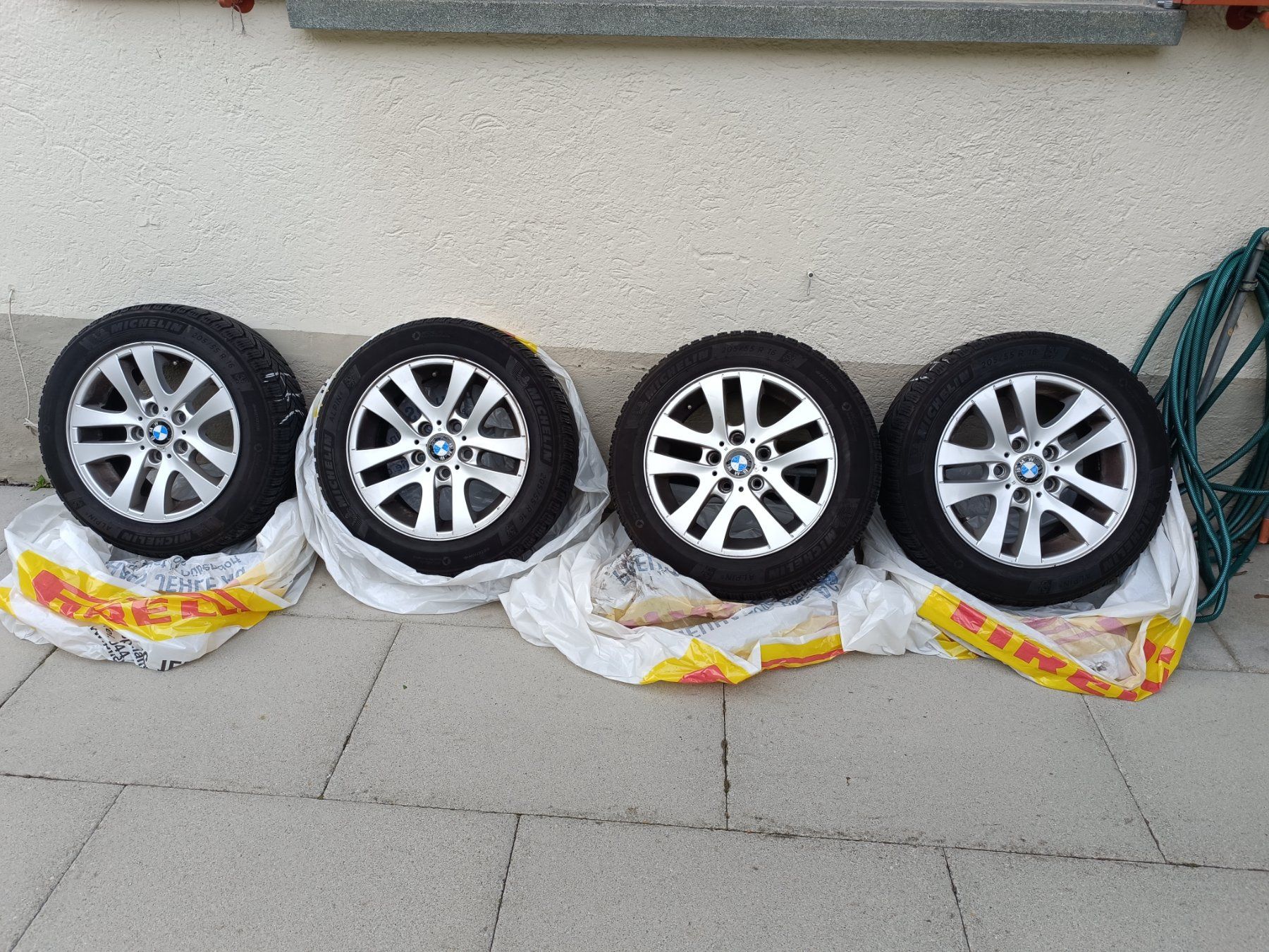 BMW Pneumatici & Ruote complete: 4x BMW 3er E90 E91 E92 16" Alufelgen mit Winterreifen – Usato da Zürich venduto da Speedboat