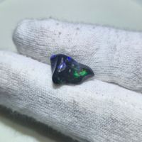 Opal mit Natürlichem  Schliff 2.42ct