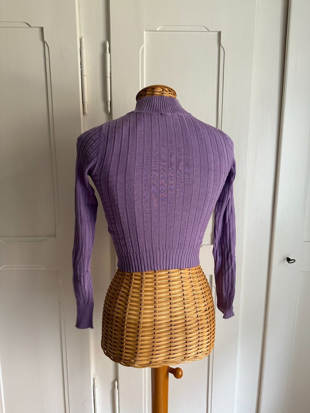 Tally Weijl T-shirt: Cropped Langarmshirt violett gestreift XS – Usato da Zürich venduto da Diazaio 2