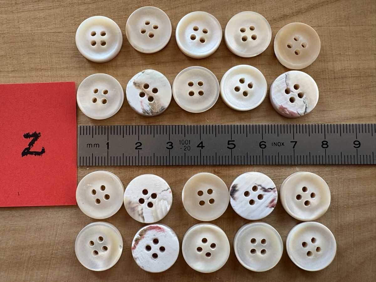 Bottoni: 20 Perlmutt Knöpfe 16 mm – Nuovo (secondo la descrizione) da Rümlang venduto da resale35