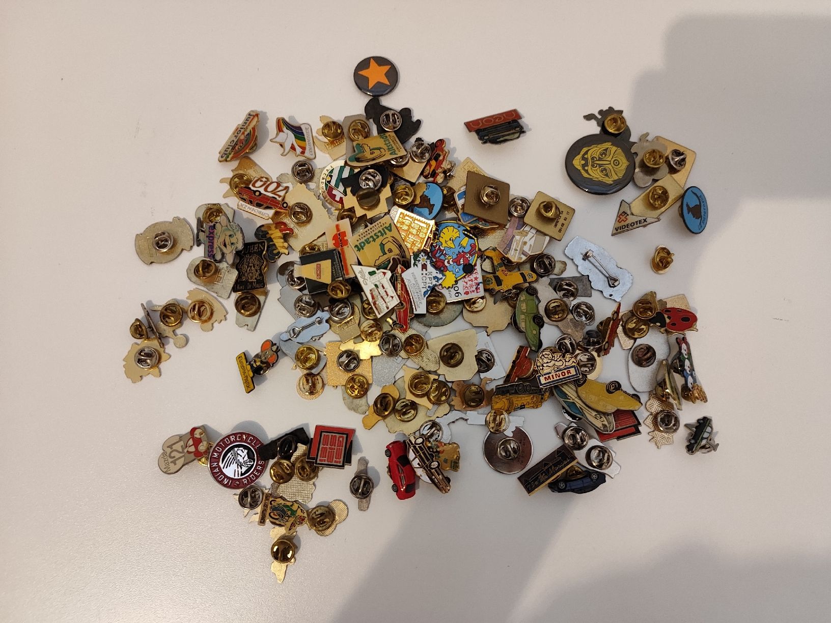 Spille & Fermagli: Collection de 134 pin's  – Usato da Ursy venduto da Sebastien-85
