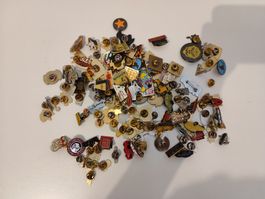 Collection de 134 pin's 