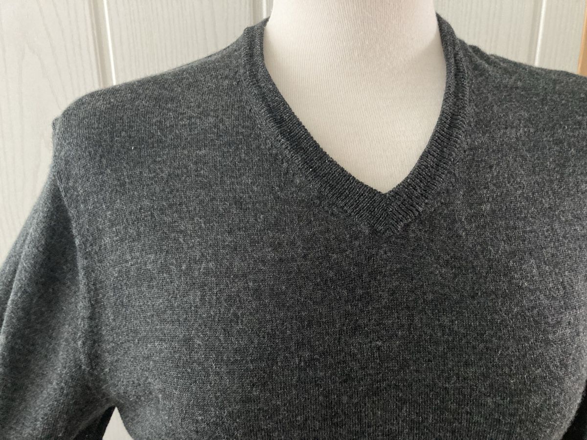 Maglioni & Felpe: V-Neck Pullover Gr.S/M , 90%Wolle/ 10% Seide, Anthrazit – Usato da Stetten AG venduto da Hanya 1