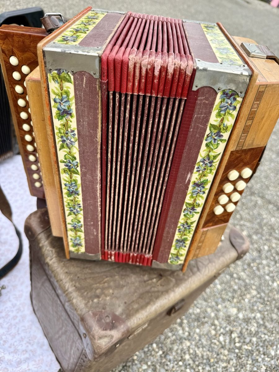 Musikinstrumente: Diverse Akkordeons - Schwyzerörgeli – Gebraucht aus Matzendorf von TITUs_ 3
