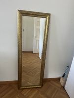 Wandspiegel mit goldfarbenem Rahmen
