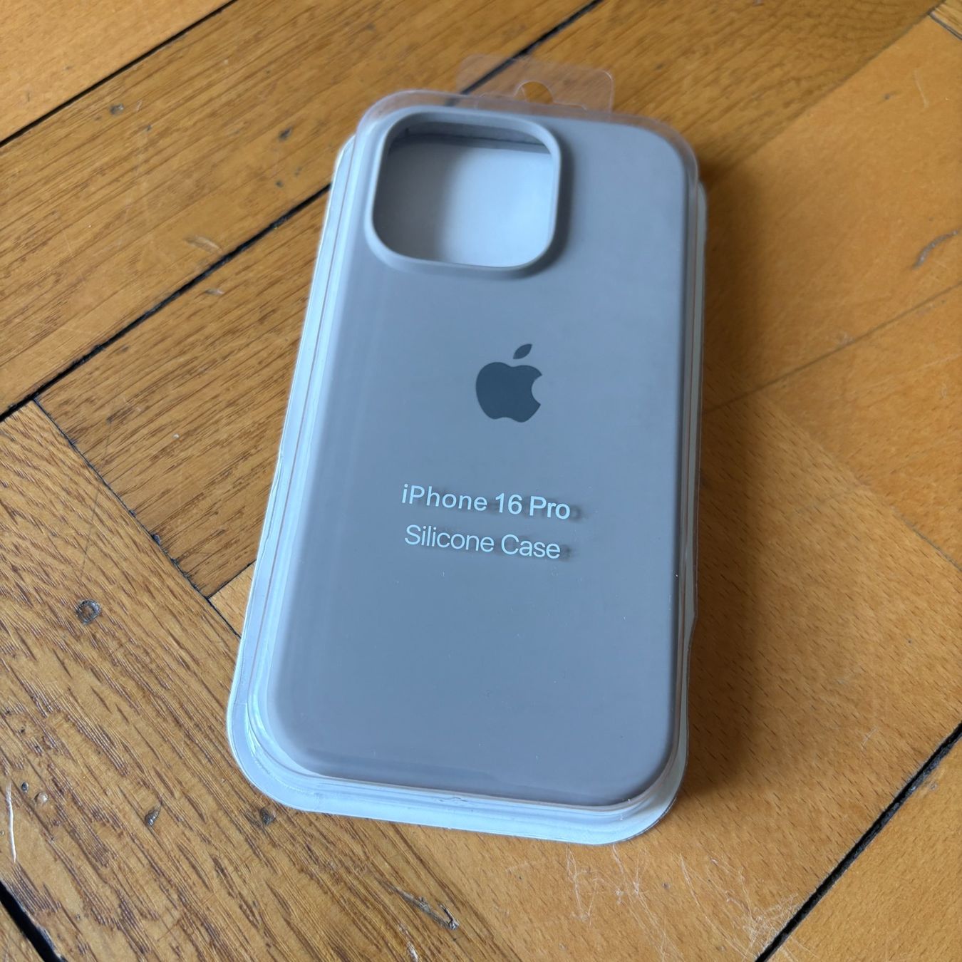 Apple Coques & Protection écran: iPhone 16 pro silicon case beige grau – D'occasion à Zürich par Malf_007