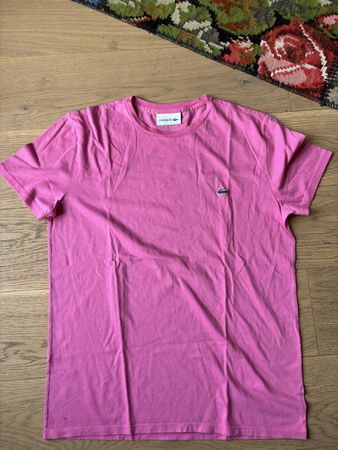 T-shirt Lacoste rose Taille M - État impeccable!