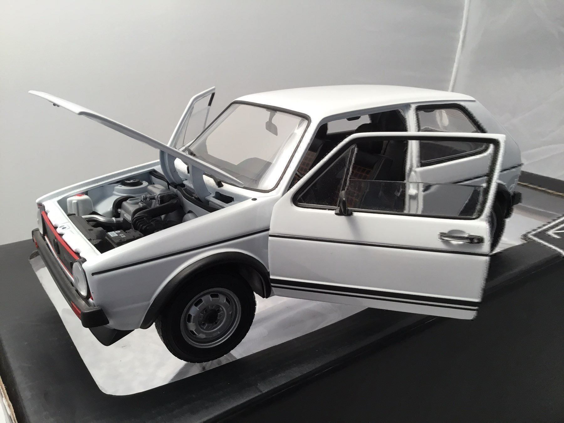Volkswagen Modellini d'auto: VW Golf GTI Serie 1 – Nuovo e nell'imballaggio originale da Erlenbach im Simmental venduto da Model_box 5