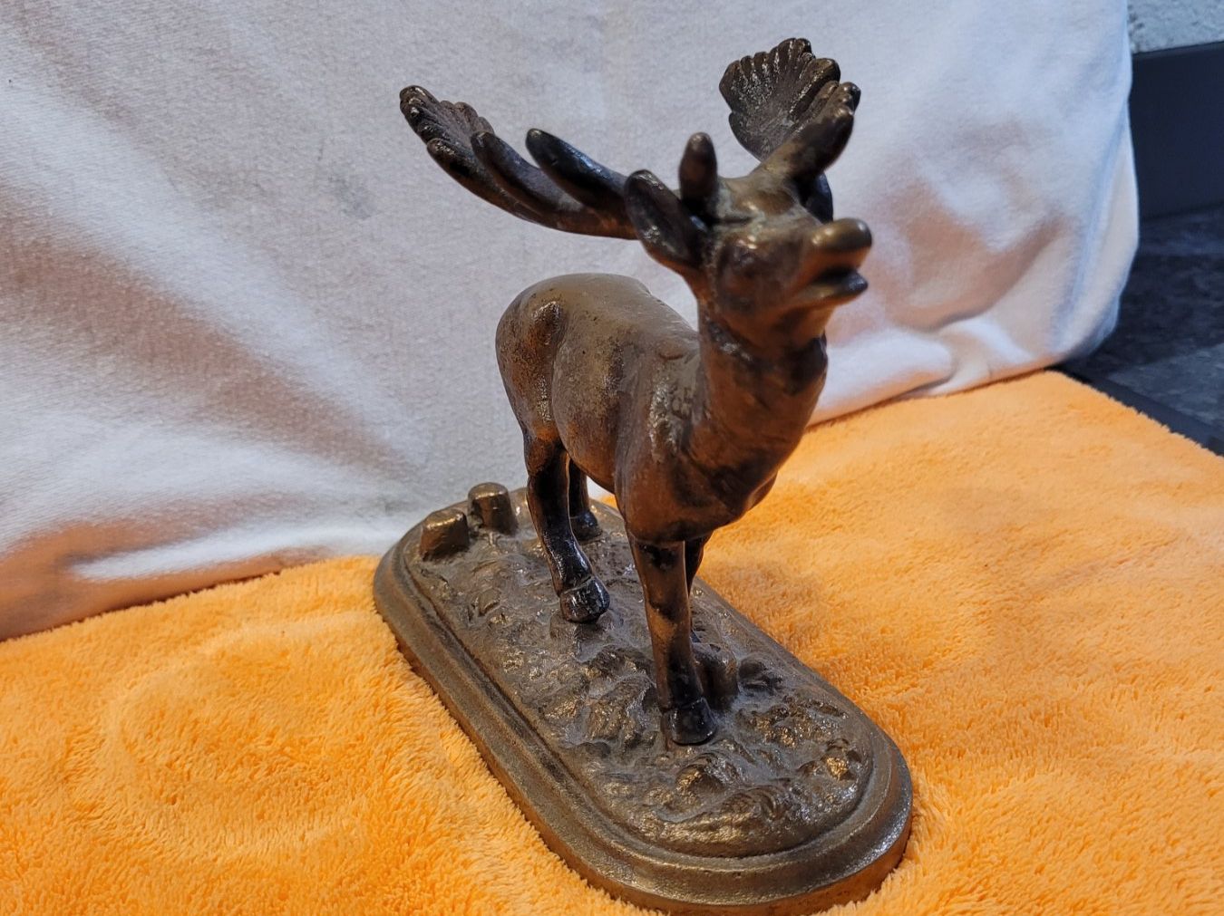 Sculture & Statue: HIRSCHFIGUR AUF EINEM /MESSING ODER KUPFERSOCKEL 60-Er – Usato da EMMETTEN venduto da pfi_cbg5 6
