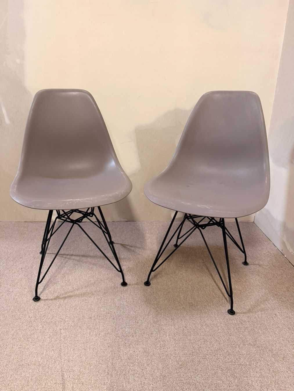 Stühle: Design Schalenstuhl grau ähnlich wie Vitra Eames – Gebraucht aus Rickenbach ZH von Der-Insider 5