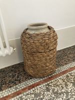 Uraltes Gefäss aus Keramik und Stroh