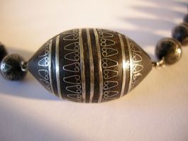 SCHÖNE HALSKETTE MIT SILBERFADEN, ORIENTALISCH ? VINTAGE.