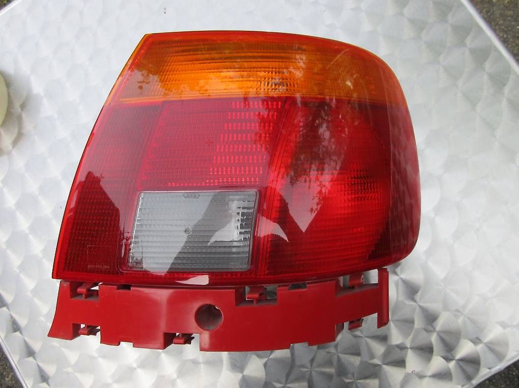 Audi Fari: Feu arrière droite Audi A4 B5 (8D2) – Usato da Champagne venduto da nan_2dwz