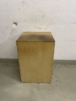 Selbstgemachtes Cajon-Instrument