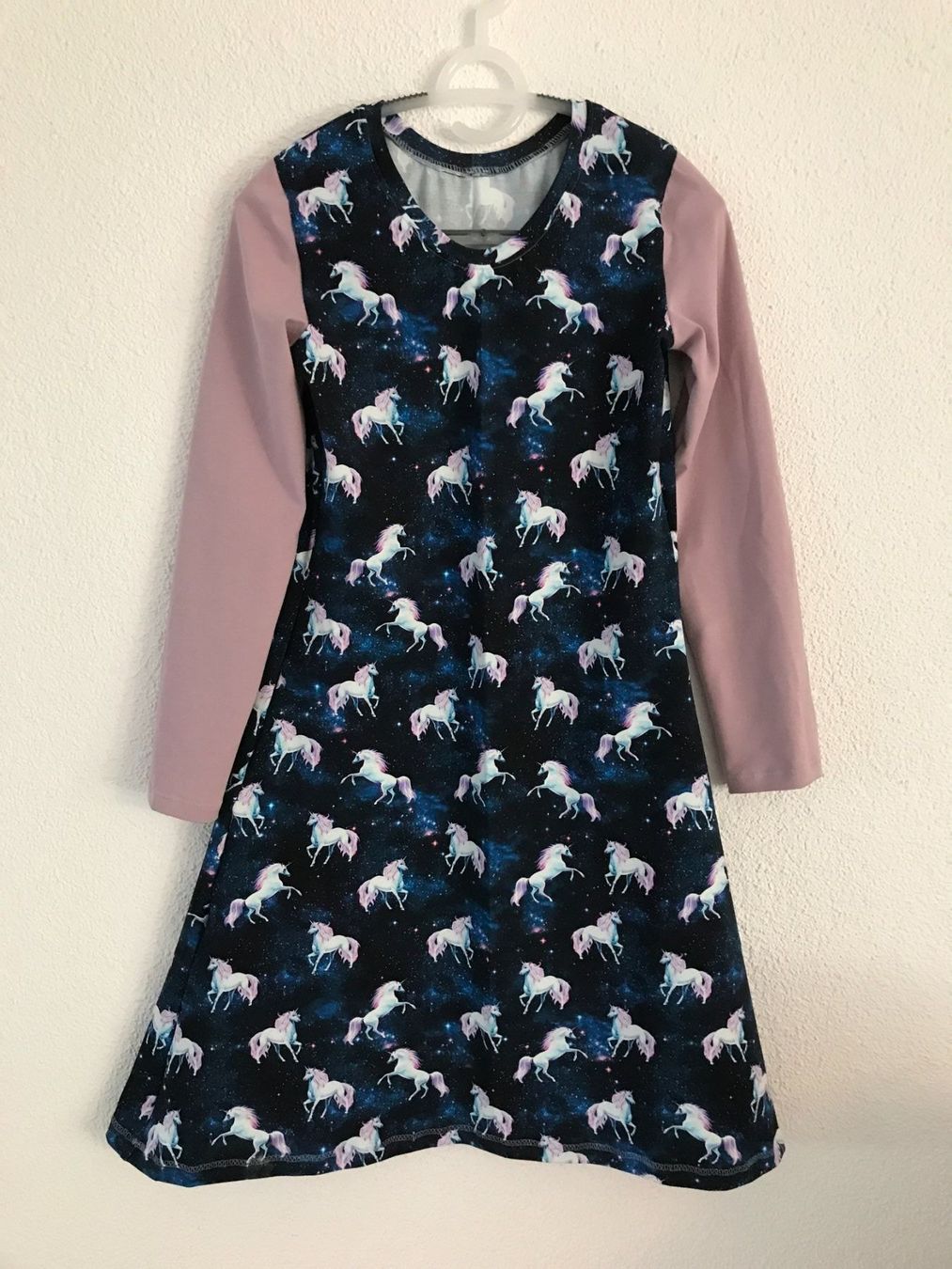 Vestiti & Gonne: Langes Jersey Kleid mit Einhorn Gr. 164 – Nuovo e nell'imballaggio originale da Rietheim venduto da Nugger