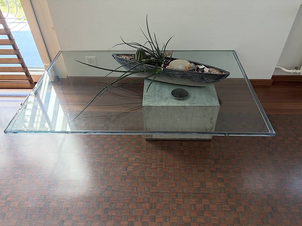 Tavoli: Exklusiver Designertisch Echtglas auf Beton – Usato da Luzern venduto da Nufi6