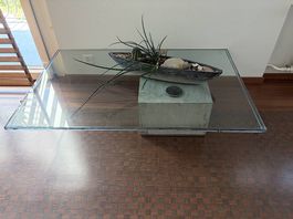 Exklusiver Designertisch Echtglas auf Beton