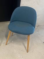Chaise en tissus bleu, pieds en chêne.