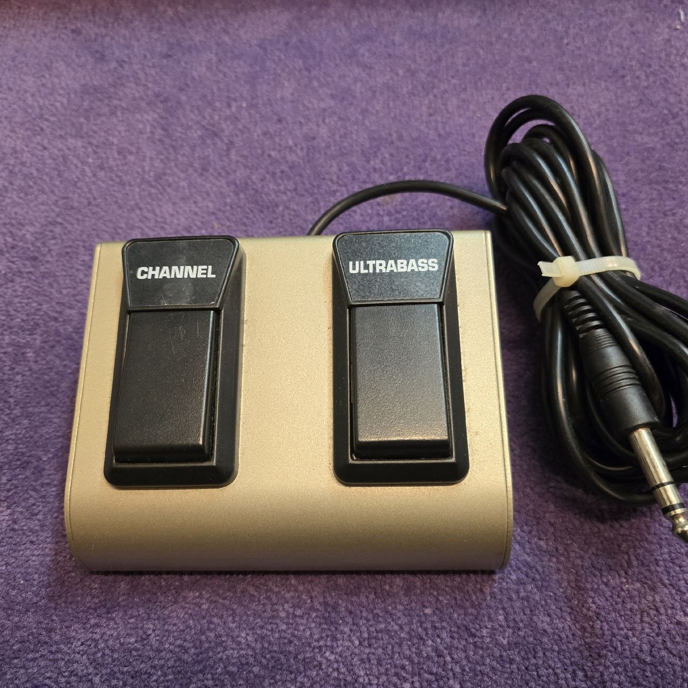 Behringer Musikinstrumente: BEHRINGER FOOTSWITCH ... – Neu (gemäss Beschreibung) aus Zürich von Antiquedealer
