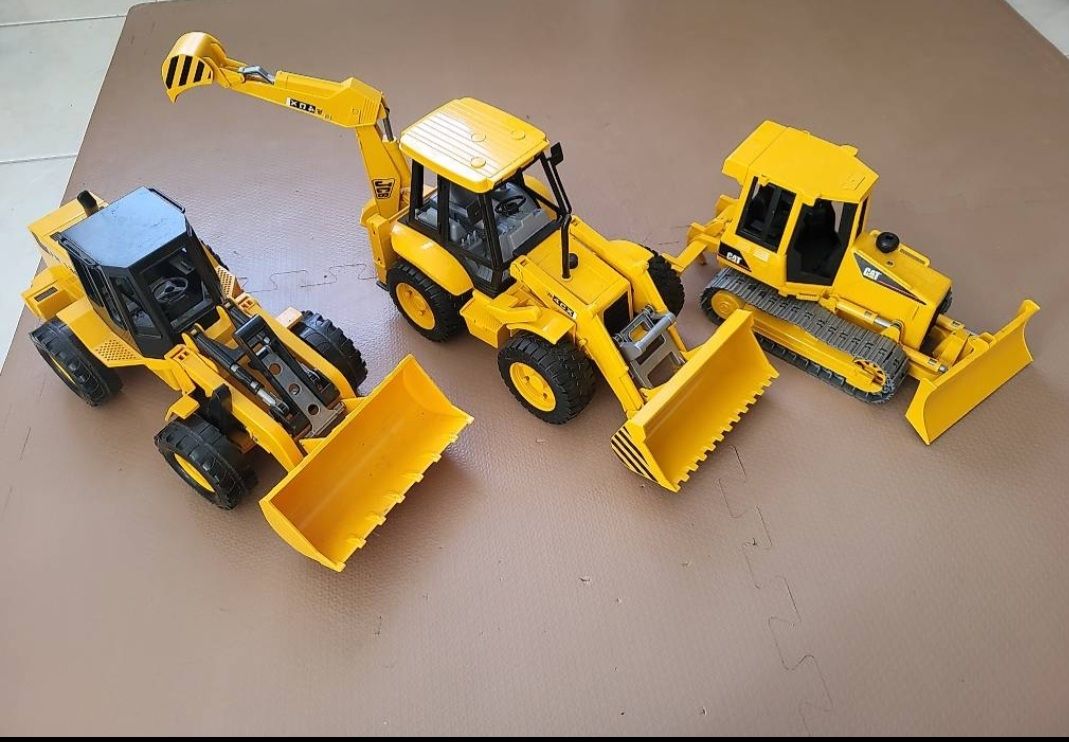 Giocattoli: 3 machines de chantier  – Usato da Bossonnens venduto da nafnaf2018
