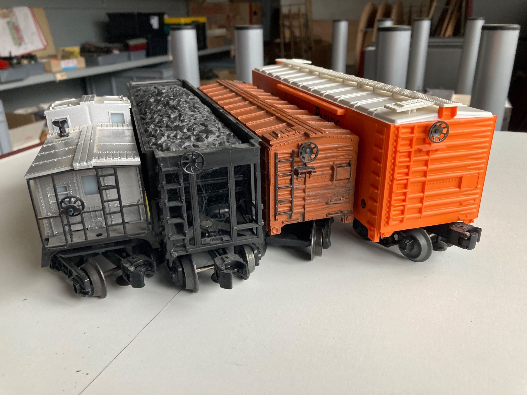 Modellini di ferrovie: 4er Set Spur 0 Güterwagen USA mit Figur – Usato da Büsserach venduto da ModellbahnDepot 2