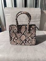 Tasche mit Schlangenmuster