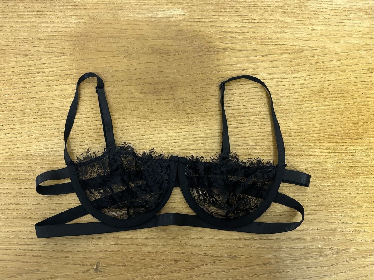 Altra biancheria intima: Schwarzer Spitzen-BH 85A/B – Usato da Teufenthal AG venduto da Nanahu 1