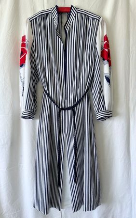 Blau-weiss gestreiftes Kleid mit Blumenmuster an den Ärmeln