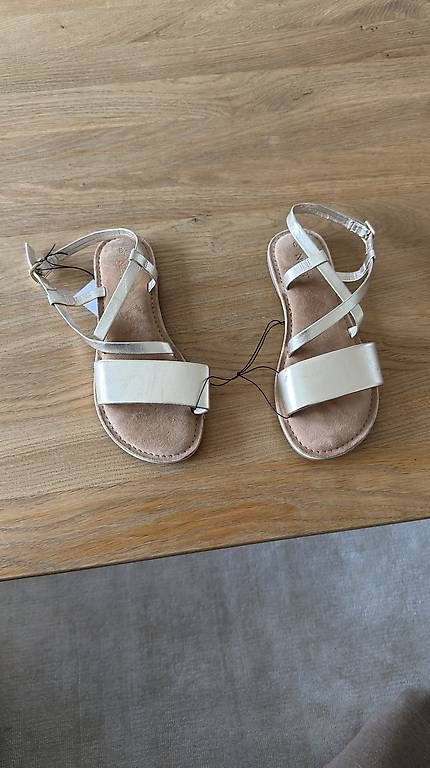 Scarpe per ragazze: Sandalen Gr. 36 – Usato da Cham venduto da deltoro84
