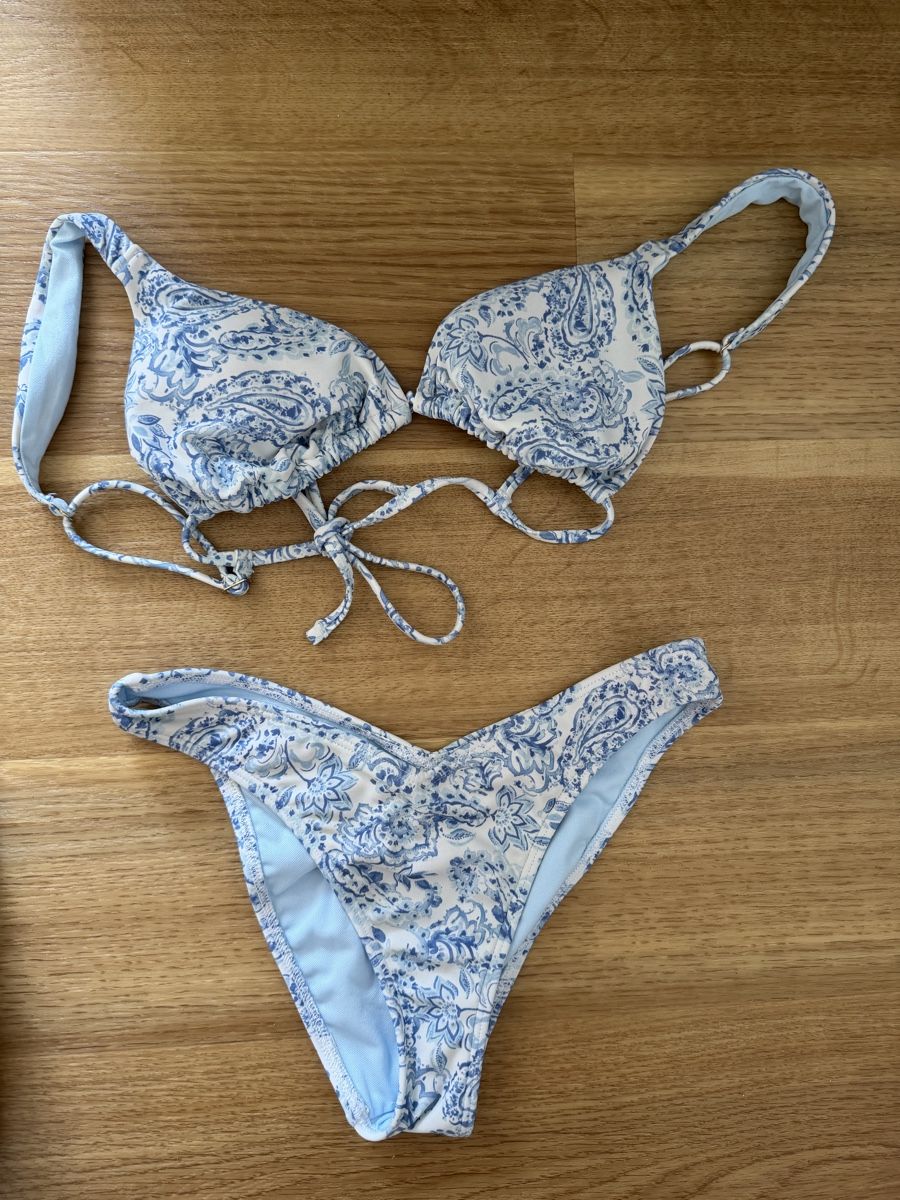 Hollister Costumi da bagno & Bikini: Floral Bikini – Nuovo (secondo la descrizione) da Wil SG venduto da fam_r6xv