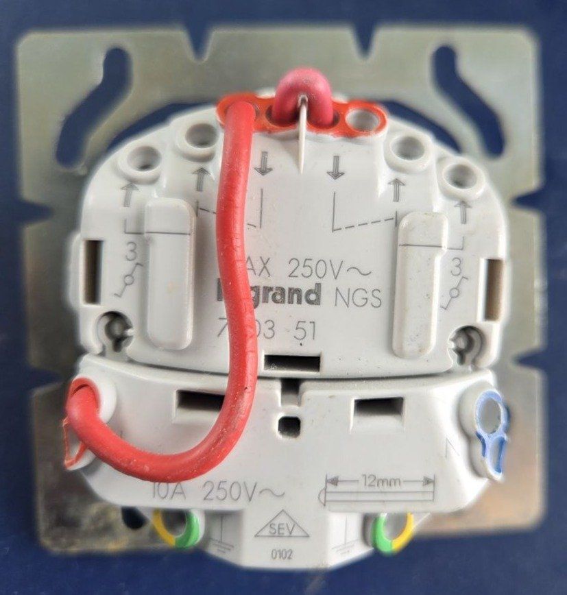 Legrand Interruttori: legrand NGS 7803 51 Doppelschalter + Steckdose – Usato da Uster venduto da TamaYuri 2
