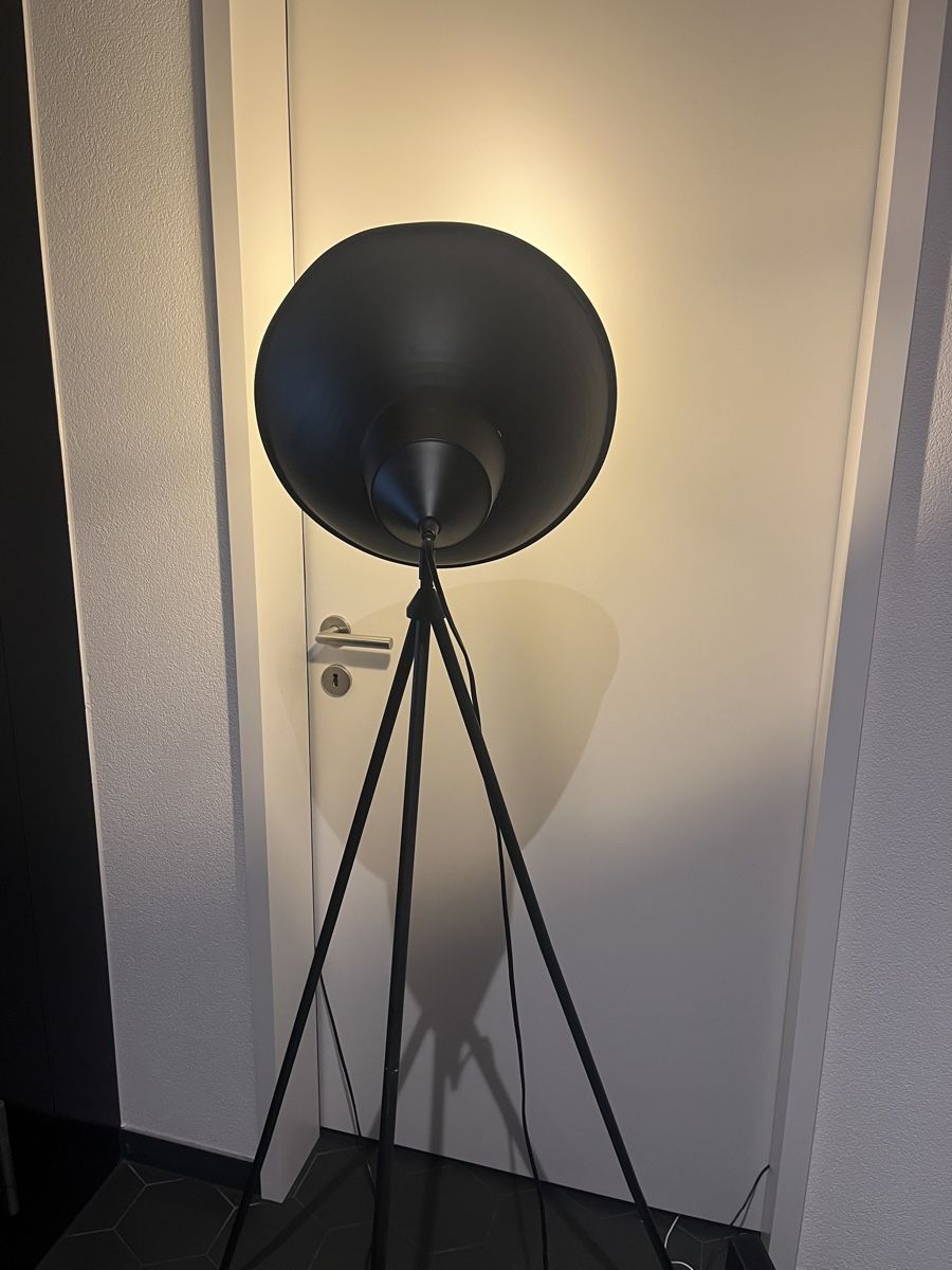 Lampes: Stehlampe Tripod schwarz Metal – D'occasion à Küssnacht am Rigi par vin_z2yb 1