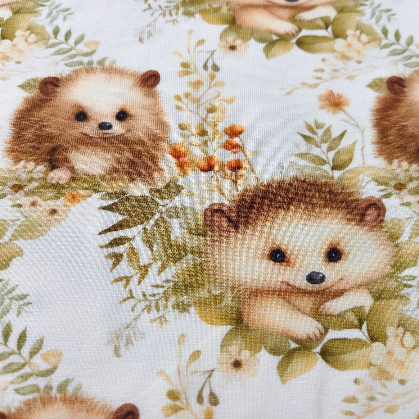 Tessuti: Jersey Igel auf Blätter weiss – Nuovo e nell'imballaggio originale da Winterthur venduto da Kimbana