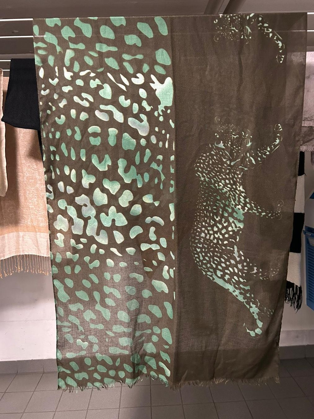 Foulards, Tücher & Schals: Pashmina leopardo viscosa – Gebraucht aus Melano von H-Sara