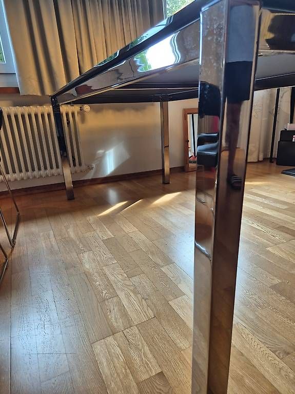 Tables: Esstisch mit schwarzer glatter Oberfläche – D'occasion à Rafz par DaSchi 1