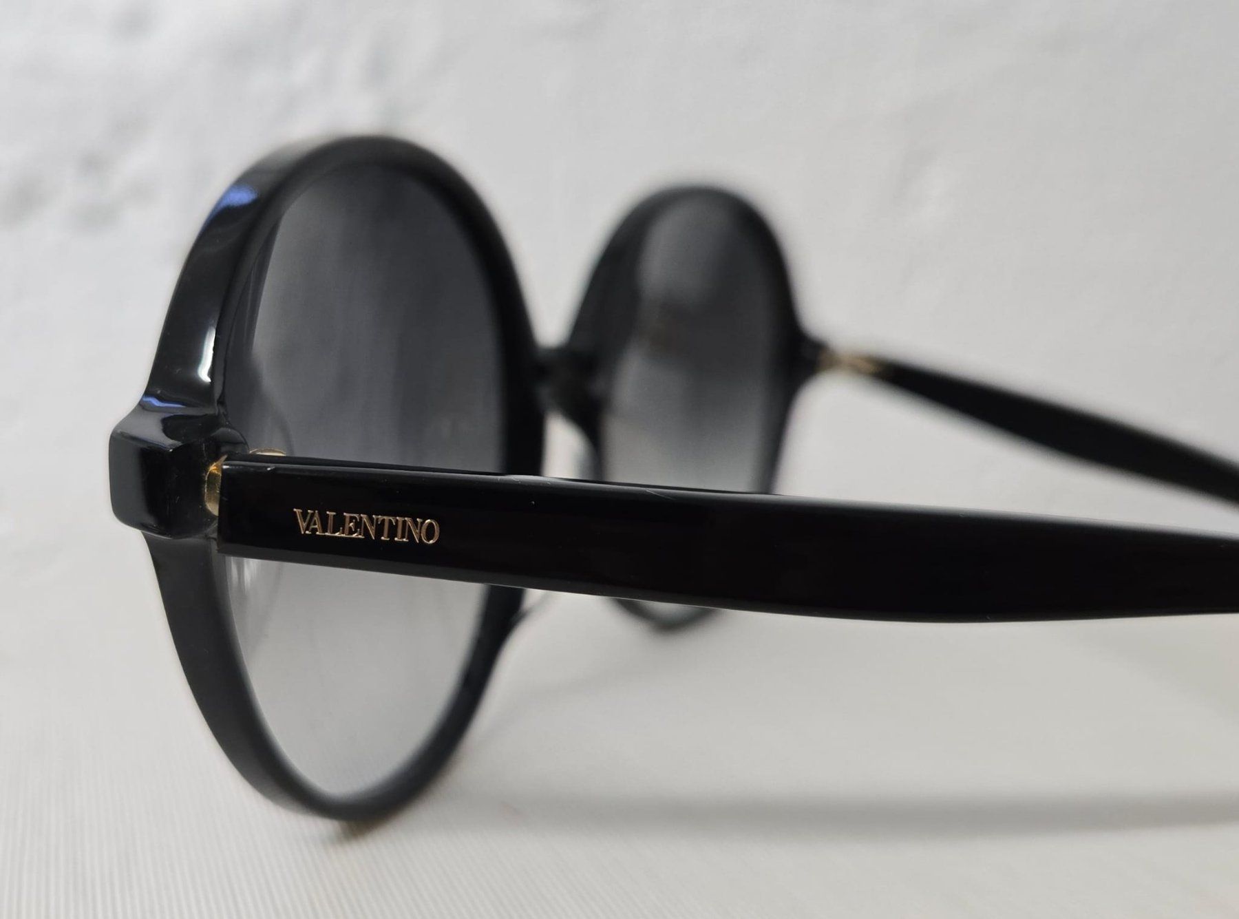Valentino Brillen & Gläser: Valentino Sonnenbrille schwarz, rund – Neu (gemäss Beschreibung) aus Rheinsulz von Gilea 2