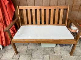 Gartenbank Holz mit passender Auflage