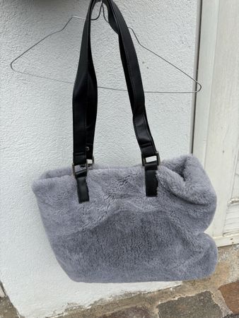 Flauschige Handtasche in Grau mit schwarzen Henkeln👜