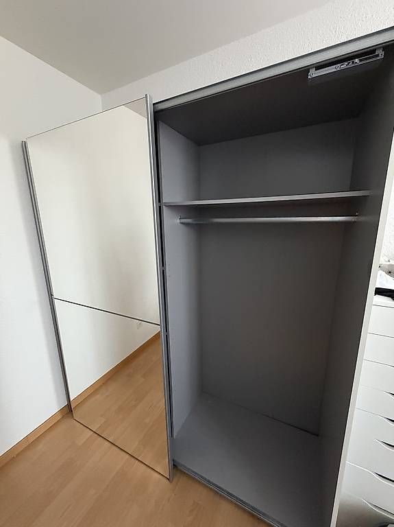 Armoires: Schiebetürschrank gratis abzugeben – D'occasion à Dagmersellen par SabrinaZu 2